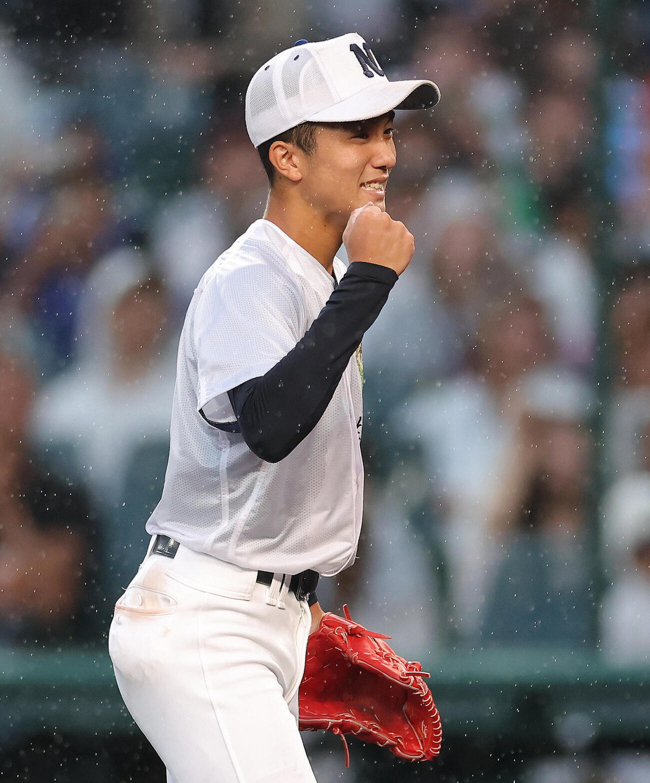 佐野日大対神村学園　9回裏神村学園2死一、二塁、川崎怜央を一邪飛に抑え神村学園に勝利しガッツポーズする佐野日大・鈴木有（撮影・河田真司）
