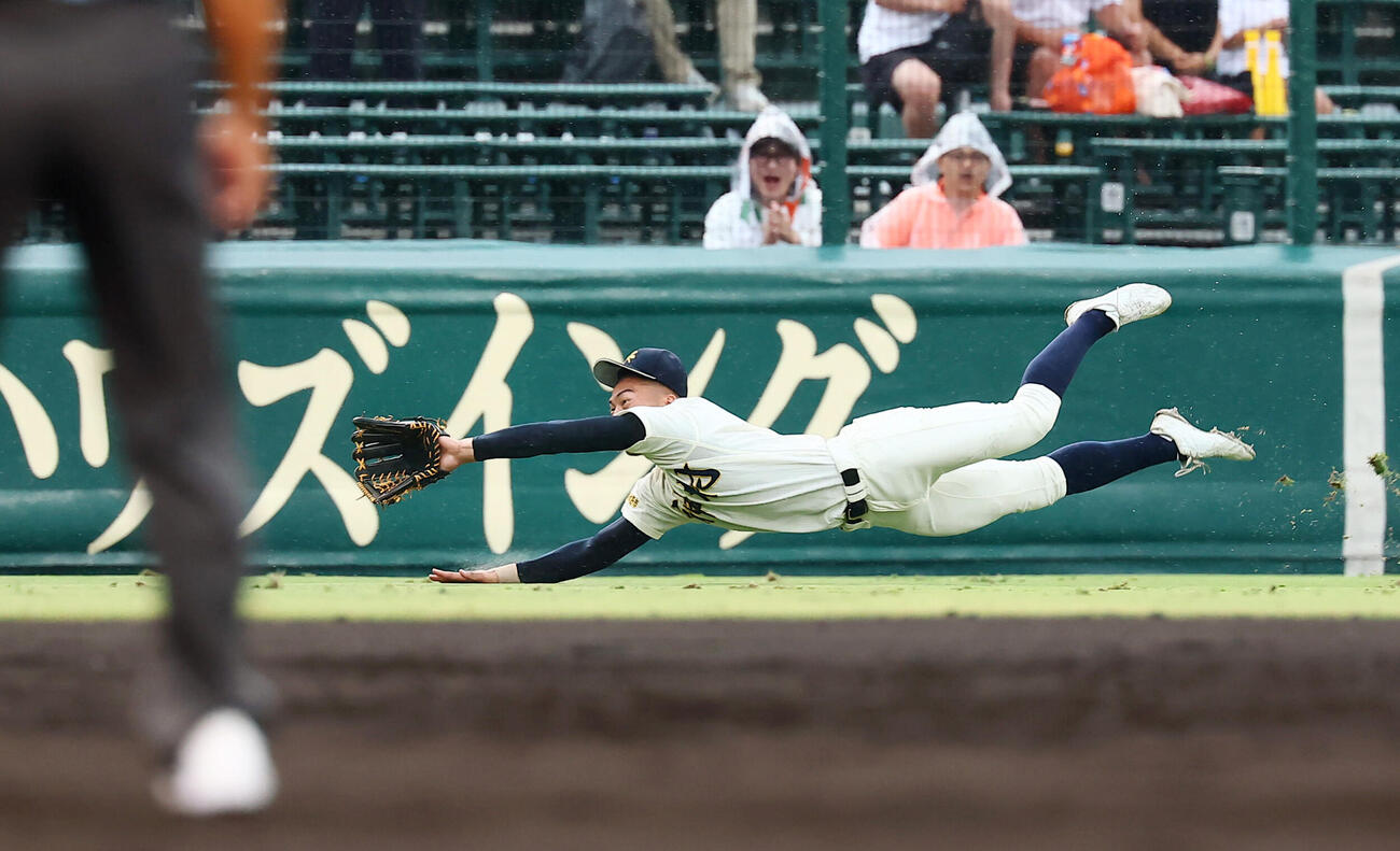 佐野日大対神村学園　3回表佐野日大2死,一、三塁、桜岡稜万の打球に跳び込んだ田中翔大だが捕球出来ず適時2点三塁打となる（撮影・加藤哉）