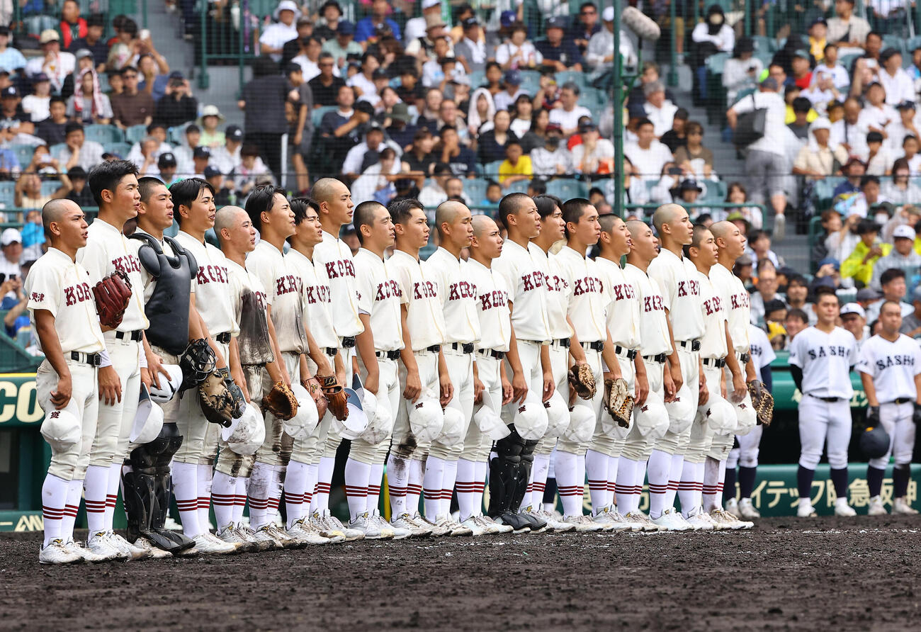 拓大紅陵対佐賀商　校歌を歌う拓大紅陵ナイン（撮影・上田博志）