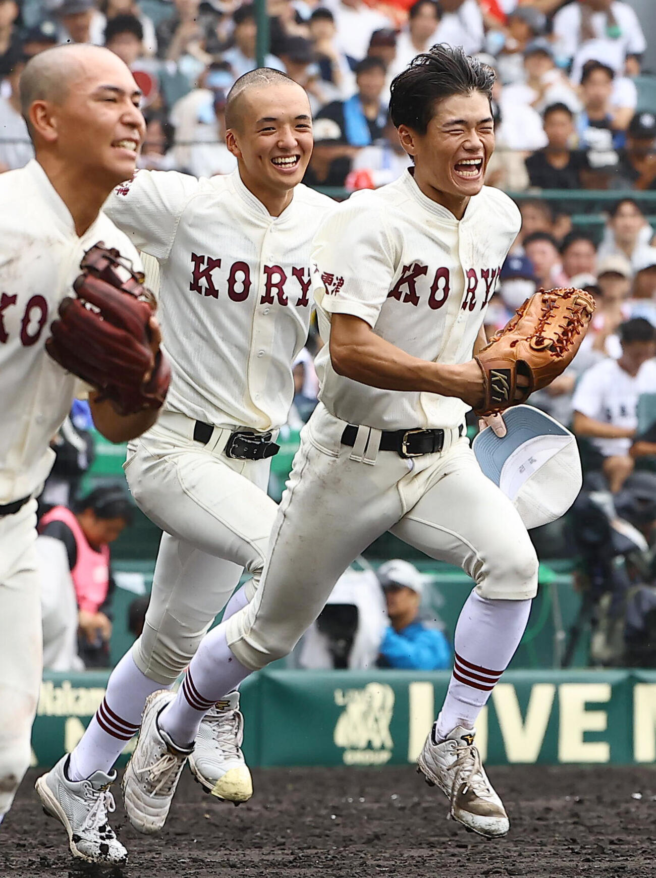 拓大紅陵対佐賀商　佐賀商に勝利した拓大紅陵先発宮沢和聖（右）は笑顔を見せながら応援団席へ駆けだす（撮影・上田博志）