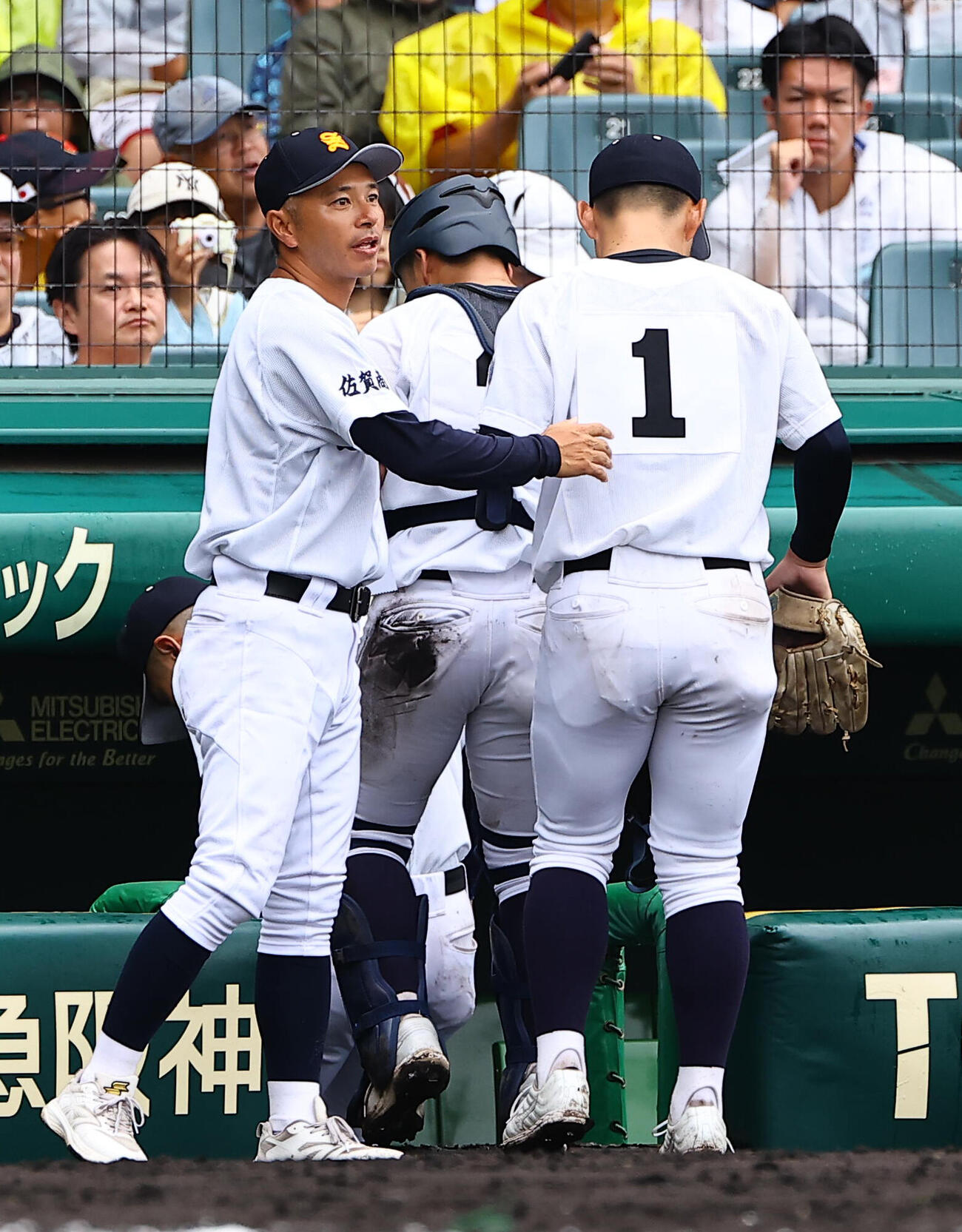 拓大紅陵対佐賀商　佐賀商・新谷博監督（左）はエース東條陽大に声をかける（撮影・上田博志）