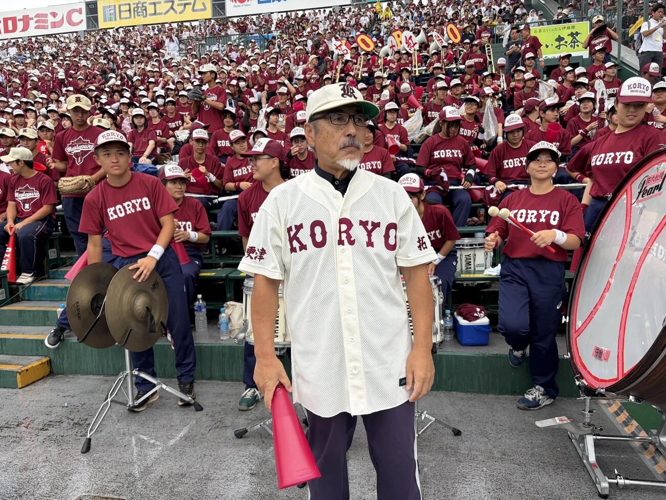 拓大紅陵対佐賀商　アルプスで91名の吹奏楽部の指揮をとる、同部の吹田正人顧問（撮影・保坂淑子）