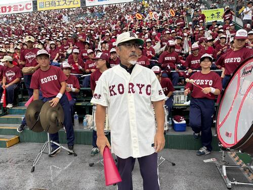【甲子園】“チャンス紅陵”作曲の吹田正人顧問　元監督の小枝守氏の帽子を被りアルプスで指揮　