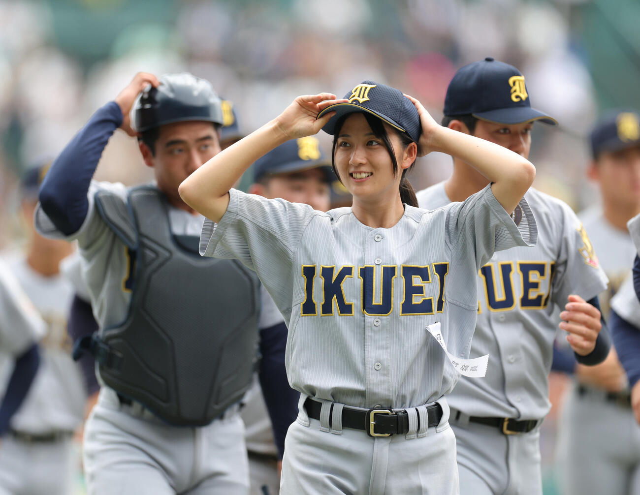 花咲徳栄対仙台育英　試合前、選手たちと観客席にあいさつする仙台育英・星よつは学生コーチ兼マネジャー（撮影・河田真司）
