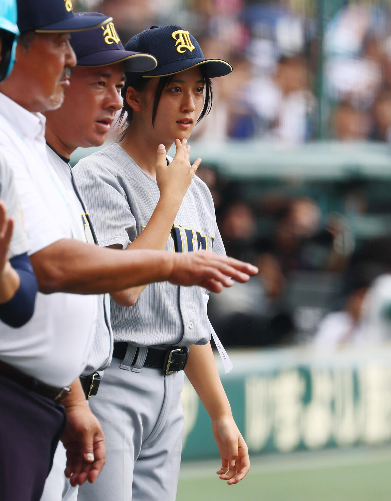 仙台育英対花咲徳栄　試合開始でベンチ前に須江航監督（左）と並んで整列する仙台育英の星よつはマネージャー（撮影・加藤哉）