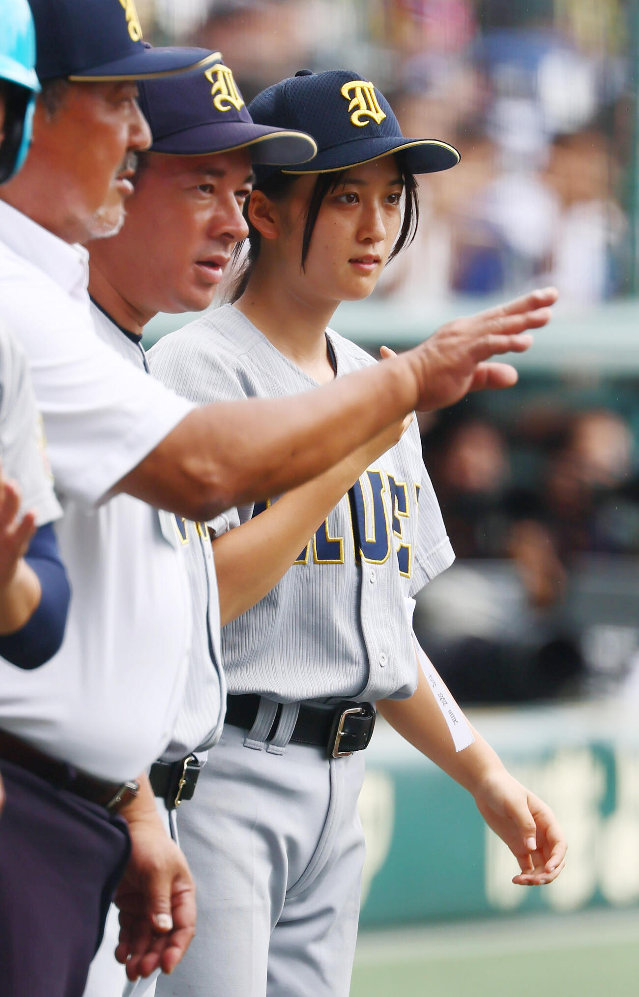 仙台育英対花咲徳栄　試合開始でベンチ前に須江航監督（左）と並んで整列する仙台育英の星よつはマネージャー（撮影・加藤哉）