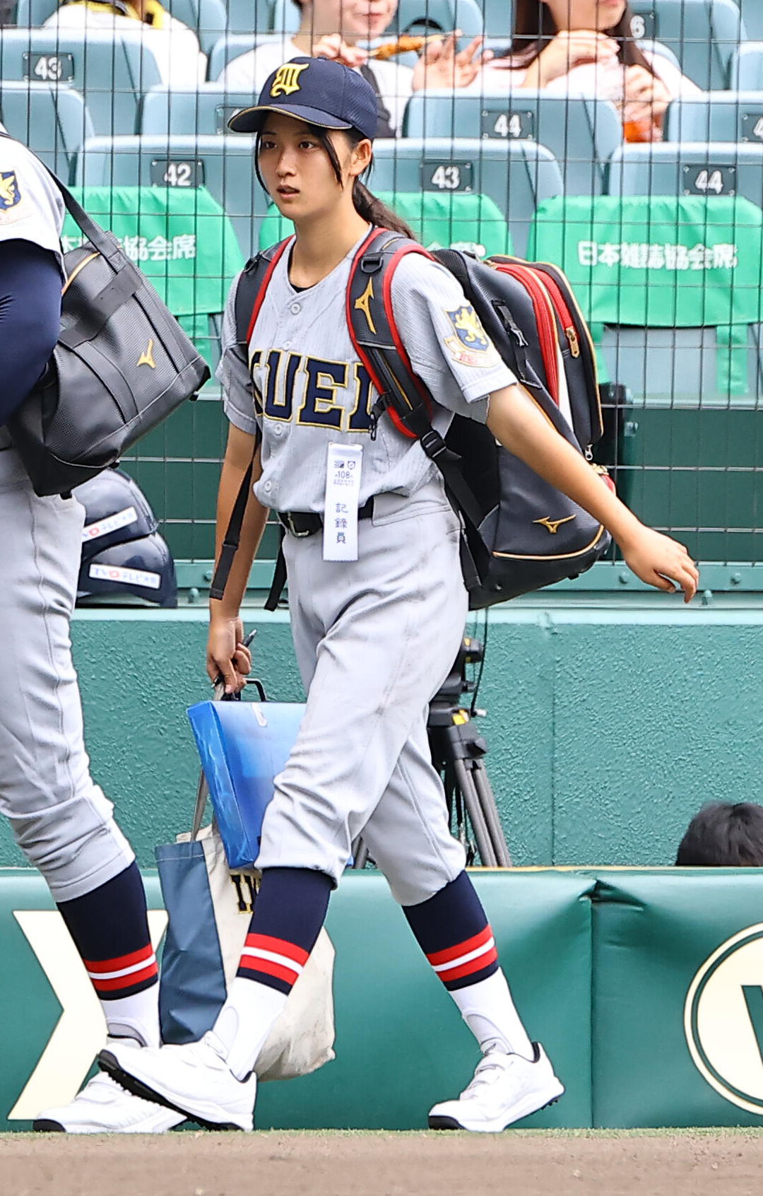 花咲徳栄対仙台育英　甲子園球場のグラウンドに入る仙台育英・星よつはマネージャー　（撮影・上田博志）