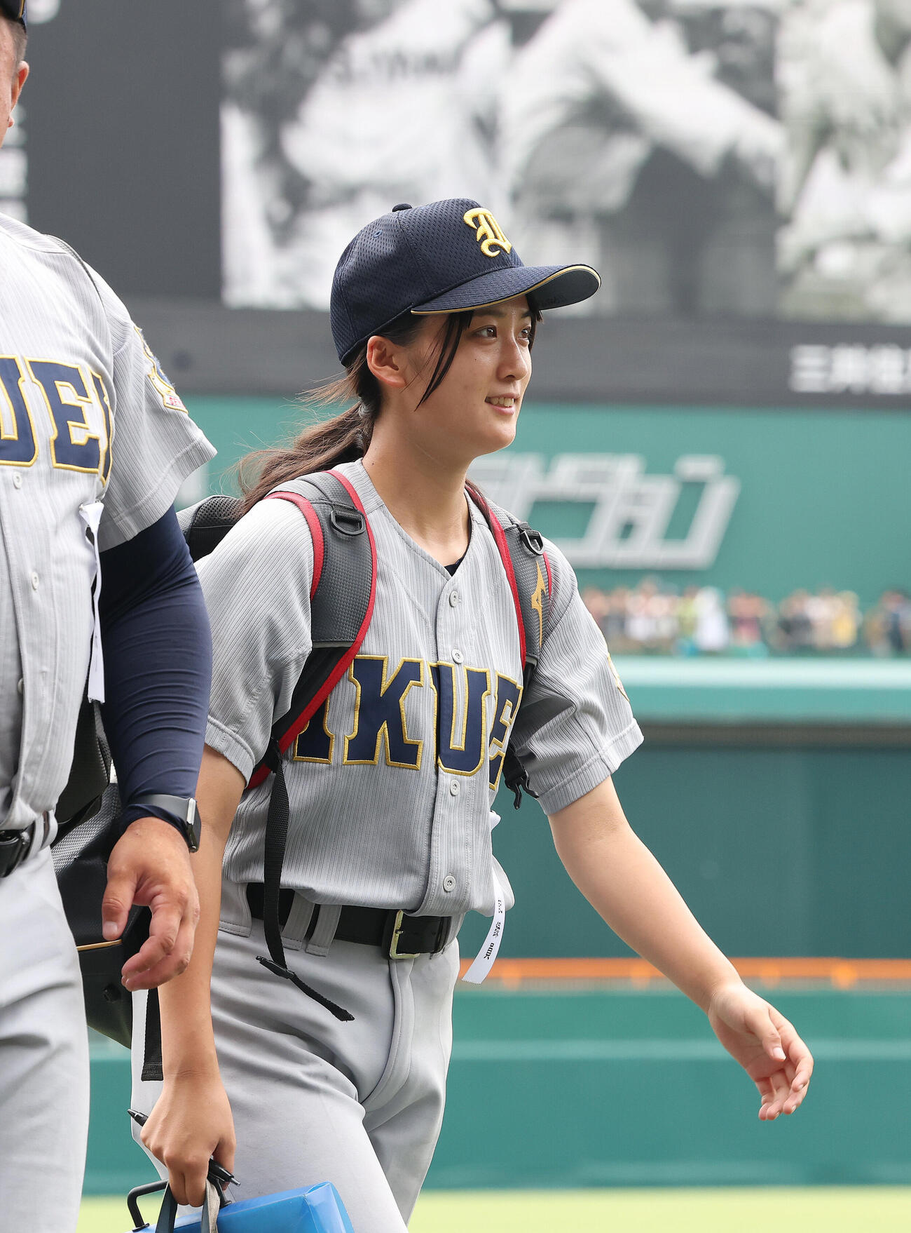 花咲徳栄対仙台育英　試合前、グラウンド入りする仙台育英・星よつは学生コーチ兼マネジャー（撮影・河田真司）