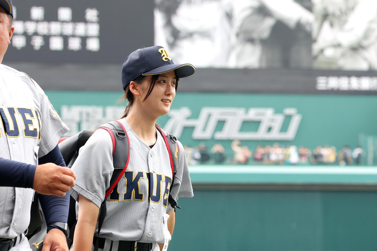 花咲徳栄対仙台育英　試合前、グラウンド入りする仙台育英・星よつは学生コーチ兼マネジャー（撮影・河田真司）