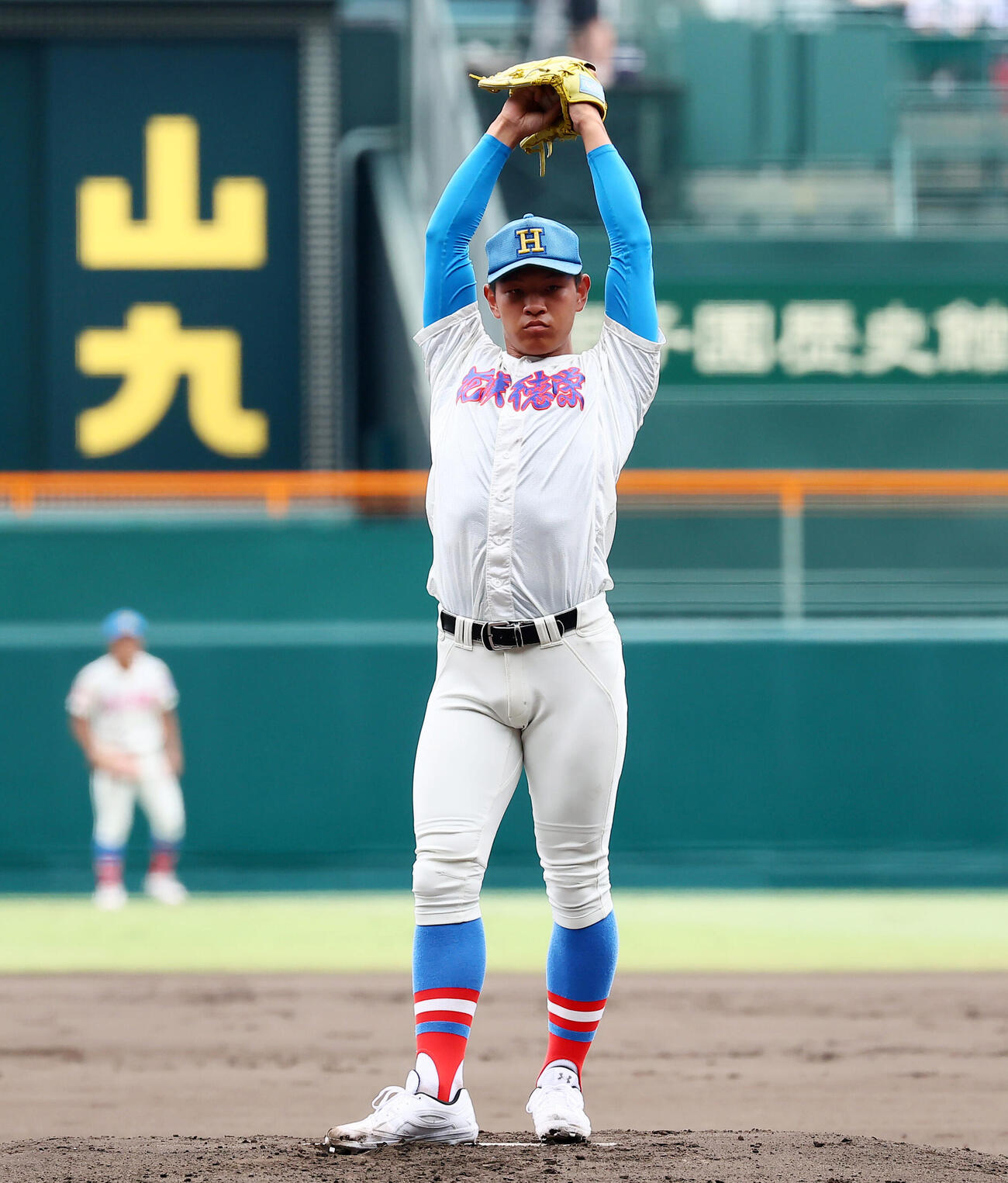 仙台育英対花咲徳栄　仙台育英戦に先発する花咲徳栄の黒川凌大は振りかぶって投球（撮影・加藤哉）