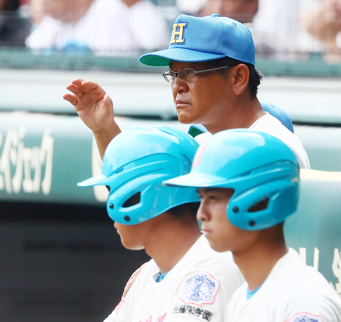 仙台育英対花咲徳栄　ベンチからサインを送る花咲徳栄の岩井隆監督（撮影・加藤哉）