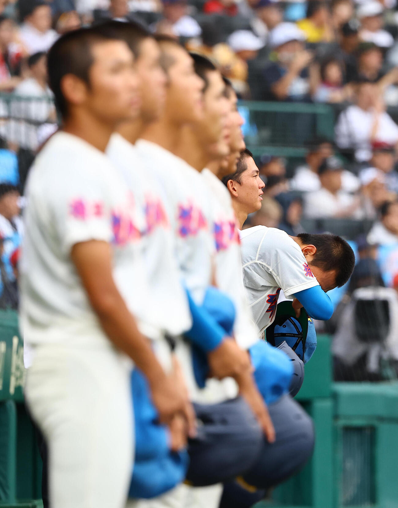 花咲徳栄対仙台育英　敗戦の整列で涙を流す花咲徳栄エース黒川凌大（撮影・上田博志）
