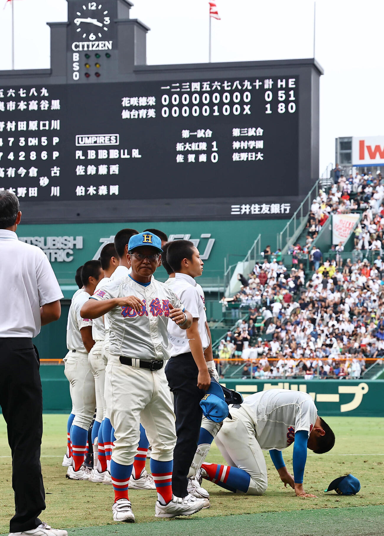 花咲徳栄対仙台育英　応援団へのあいさつを終えた花咲徳栄エース黒川凌大（右）はグラウンドに倒れ込む（撮影・上田博志）
