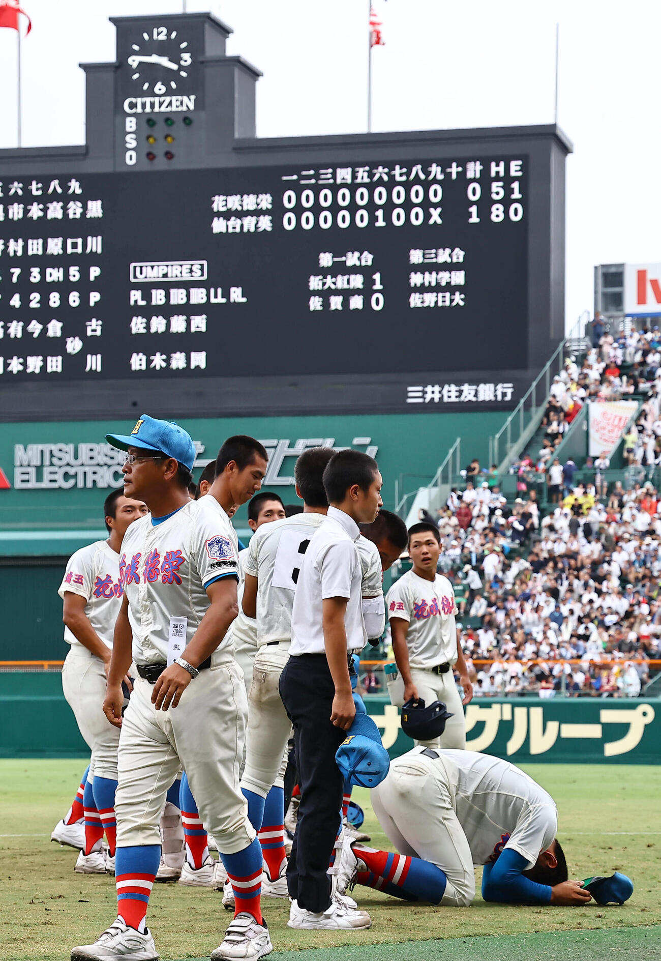 花咲徳栄対仙台育英　応援団へのあいさつを終えた花咲徳栄エース黒川凌大（右）はグラウンドに倒れ込む（撮影・上田博志）
