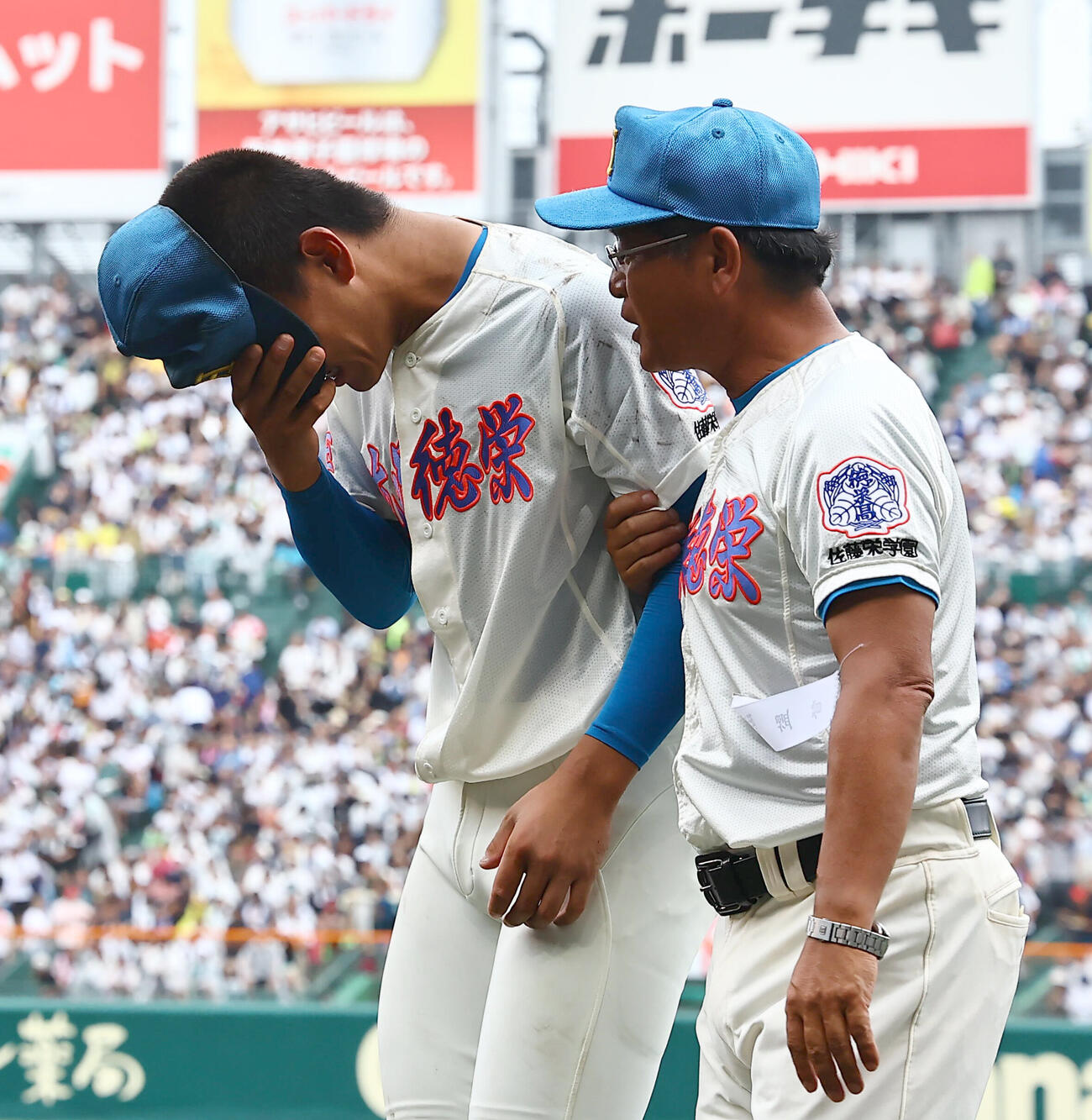 花咲徳栄対仙台育英　涙を流す花咲徳栄エース黒川凌大（左）は岩井隆監督に声を掛けられながらベンチに引き揚げる（撮影・上田博志）