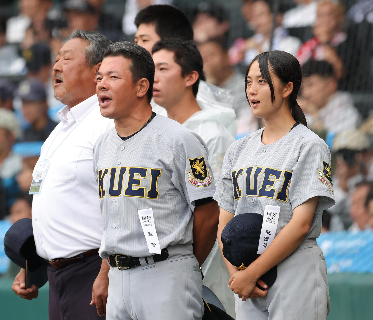 花咲徳栄対仙台育英　花咲徳栄に勝利校歌を歌う仙台育英・須江航監督（手前左）と星よつは学生コーチ兼マネジャー（撮影・河田真司）
