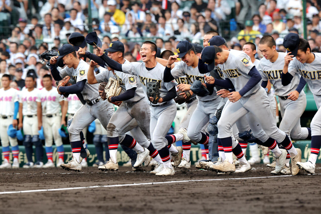 花咲徳栄対仙台育英　花咲徳栄に勝利し、笑顔でアルプス席に向かう仙台育英ナイン（撮影・河田真司）