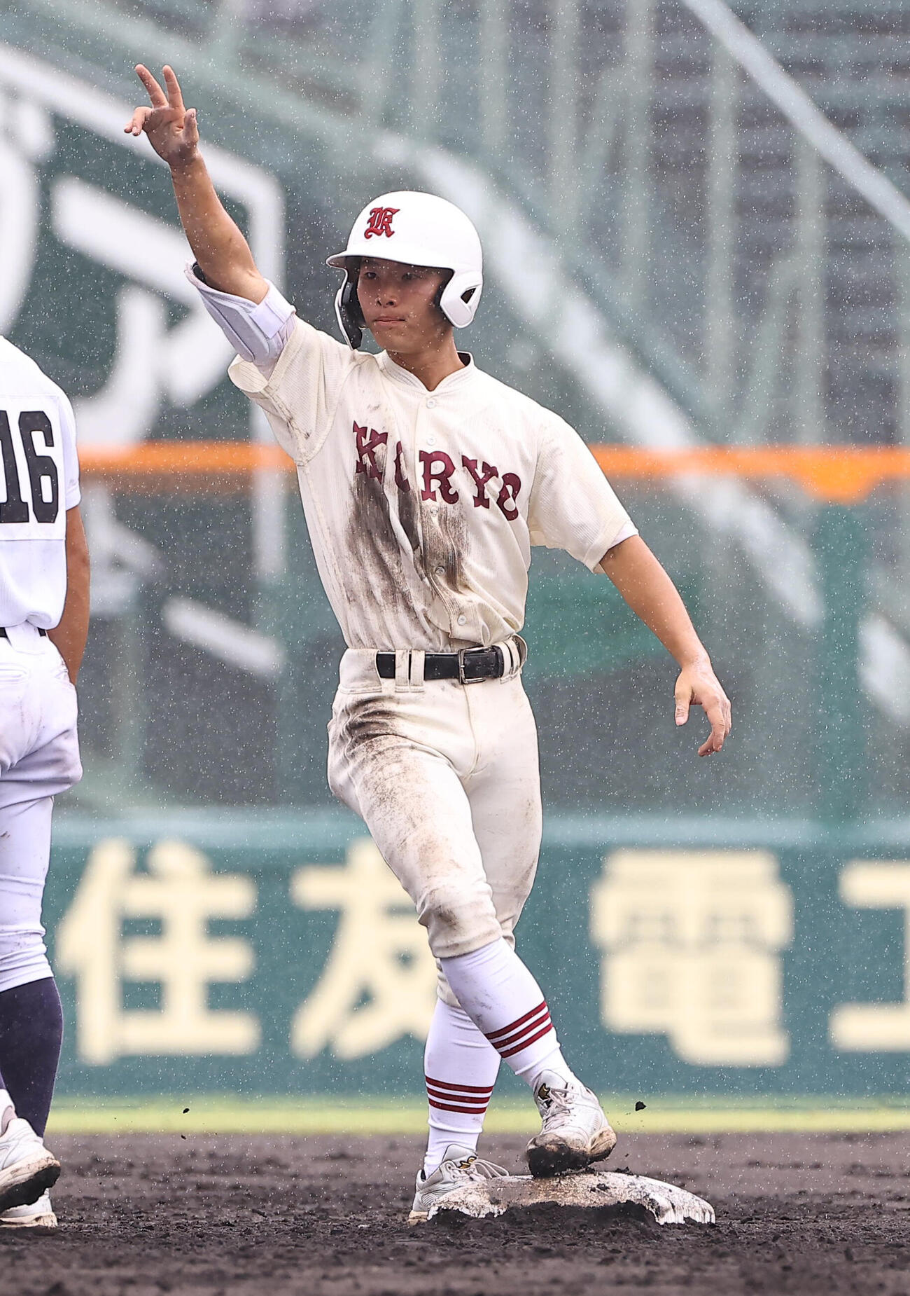 拓大紅陵対佐賀商　4回表拓大紅陵1死一、二塁、拓大紅陵・阪本幹太は先制適時二塁打を放つ（撮影・上田博志）