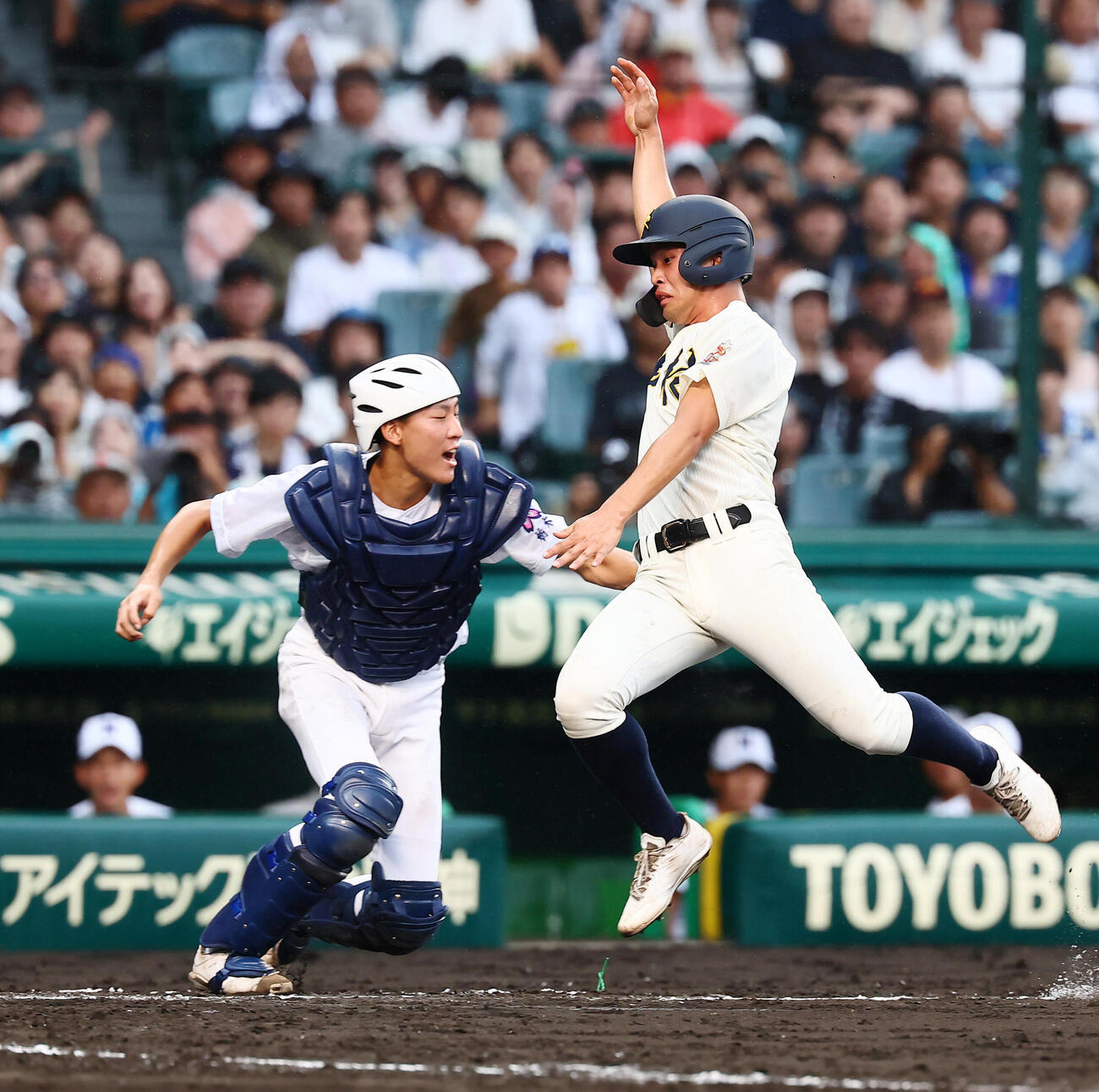 佐野日大対神村学園　3回裏神村学園1死二塁、梶山侑孜の左前打で本塁突入の二走今井滉士郎はタッチアウトになる。捕手須田凌央（撮影・加藤哉）