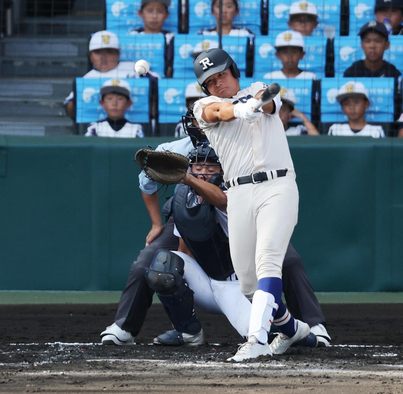 履正社対享栄　2回表履正社無死、安打を放つ辻竜乃介