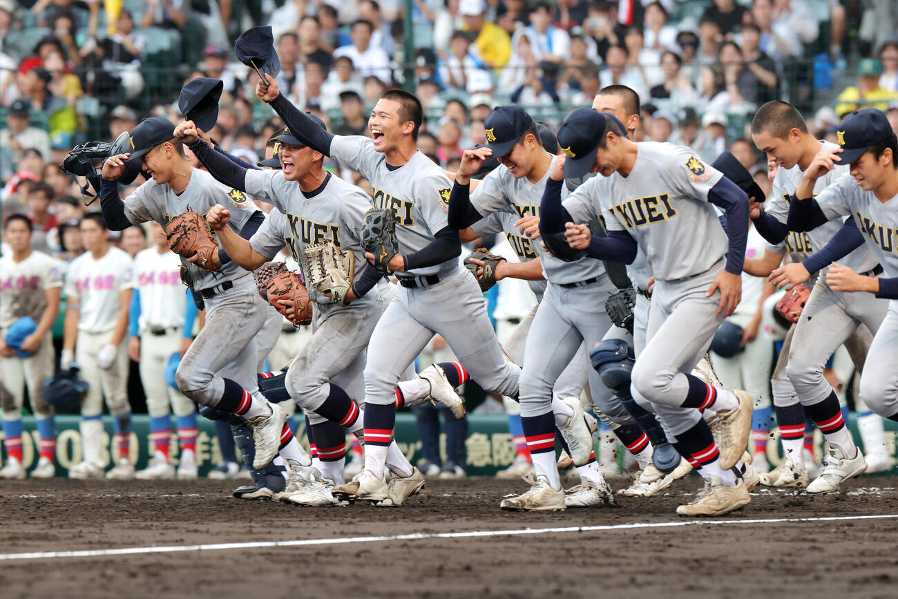 花咲徳栄対仙台育英　花咲徳栄に勝利し、笑顔でアルプス席に向かう仙台育英ナイン（撮影・河田真司）