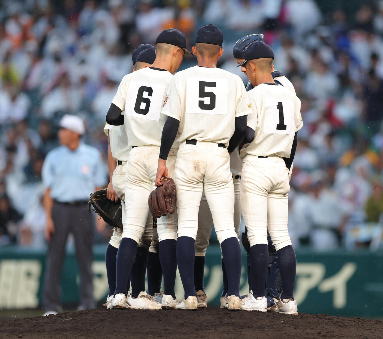 佐野日大対神村学園　9回表、マウンドに集まる神村学園の選手たち（撮影・河田真司）