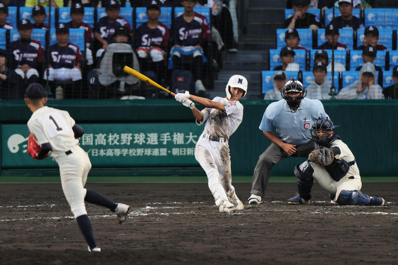 佐野日大－神村学園　九回表佐野日大1死二塁、小島は適時打を放つ。投手龍頭、捕手川本