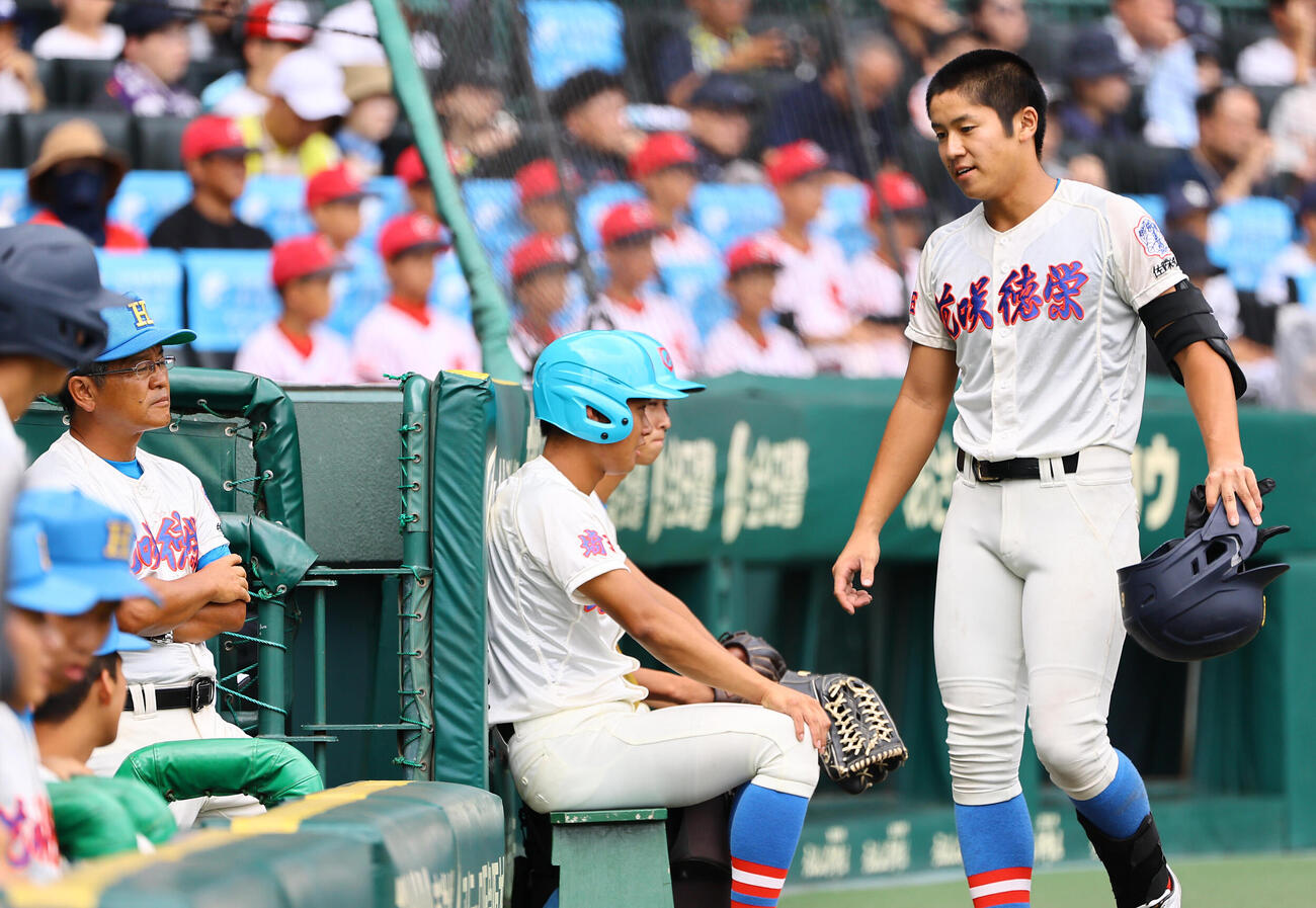 花咲徳栄対仙台育英　花咲徳栄・岩井虹太郎（右）と父の岩井隆監督（撮影・上田博志）