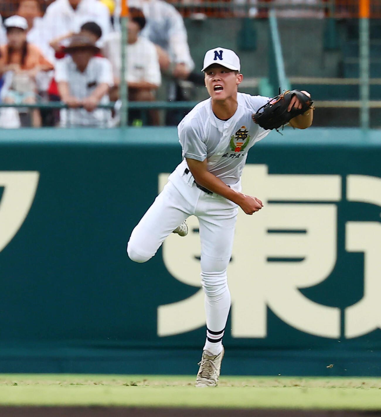 佐野日大対神村学園　3回裏神村学園1死二塁、杉田侑也は梶山侑孜の安打を本塁へ返球しアウトを奪う（撮影・加藤哉）