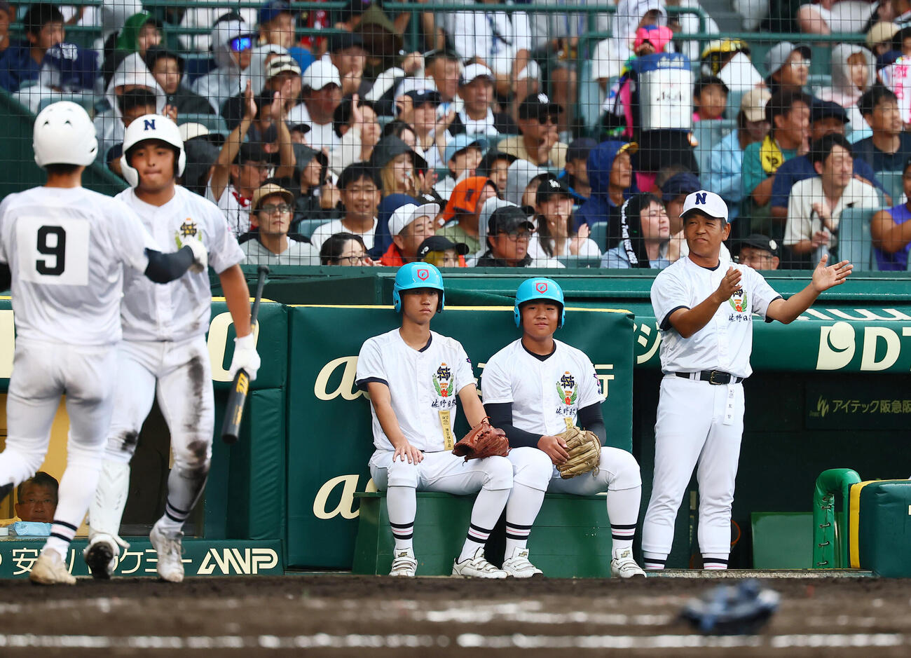3回表佐野日大2死一、三塁、桜岡稜万の左越え適時2点三塁打にベンチで拍手を送る麦倉洋一監督