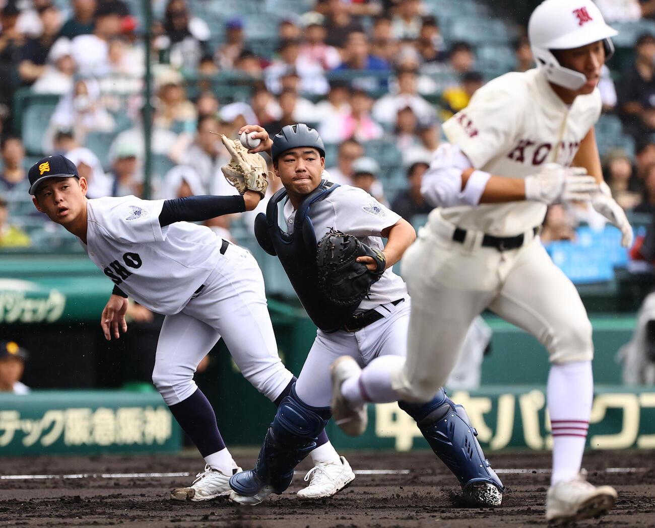 拓大紅陵対佐賀商　1回表拓大紅陵無死一、二塁、拓大紅陵・鈴木凱成の送りバントを処理する佐賀商・立花孝紀（撮影・上田博志）