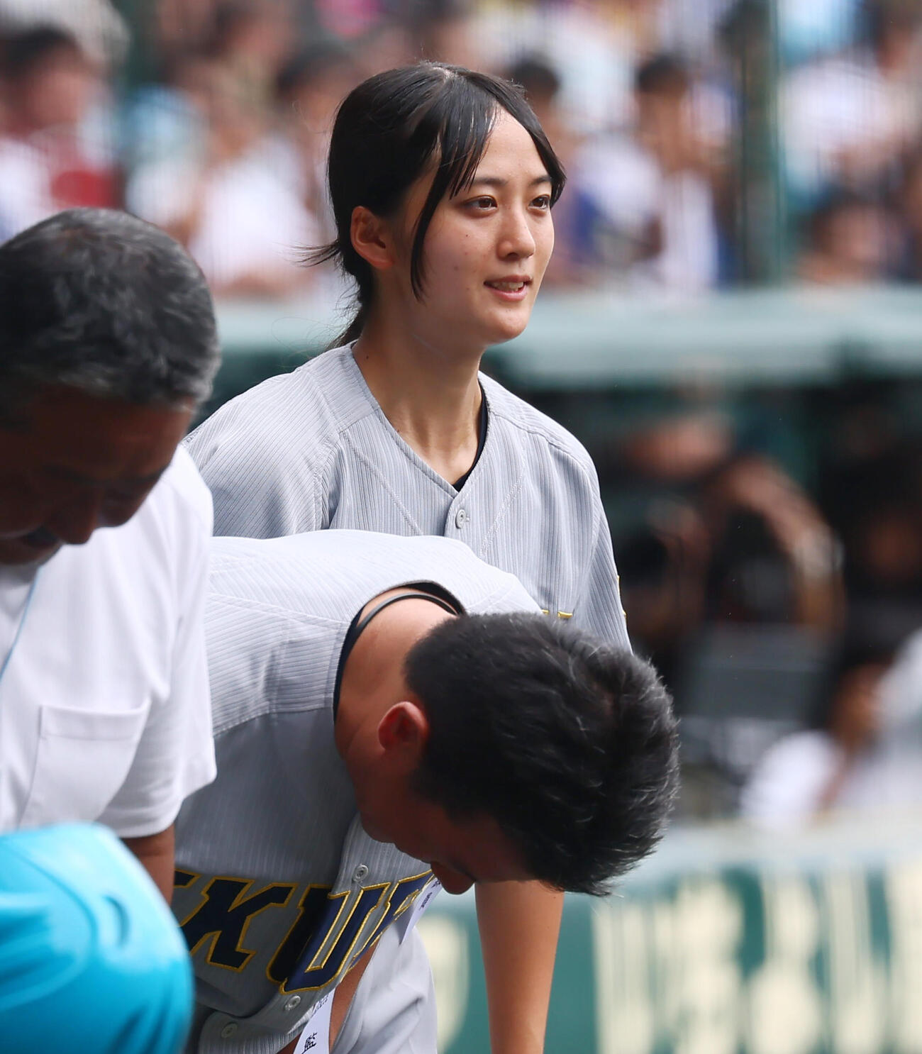 仙台育英対花咲徳栄　試合開始でベンチ前に須江航監督（左）と並んで整列する仙台育英の星よつはマネージャー（撮影・加藤哉）