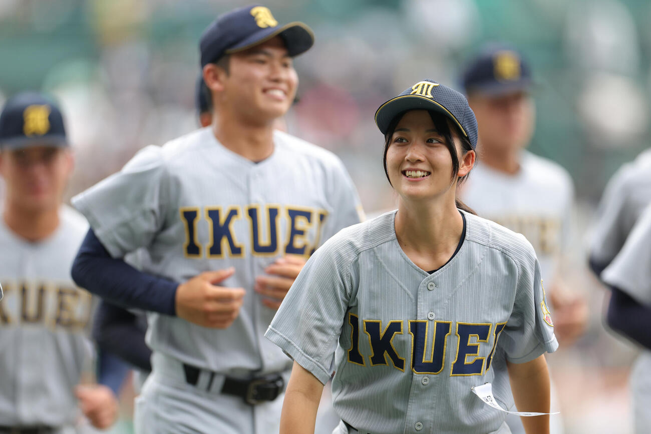 花咲徳栄対仙台育英　試合前、選手たちと観客席にあいさつする仙台育英・星よつは学生コーチ兼マネジャー（撮影・河田真司）