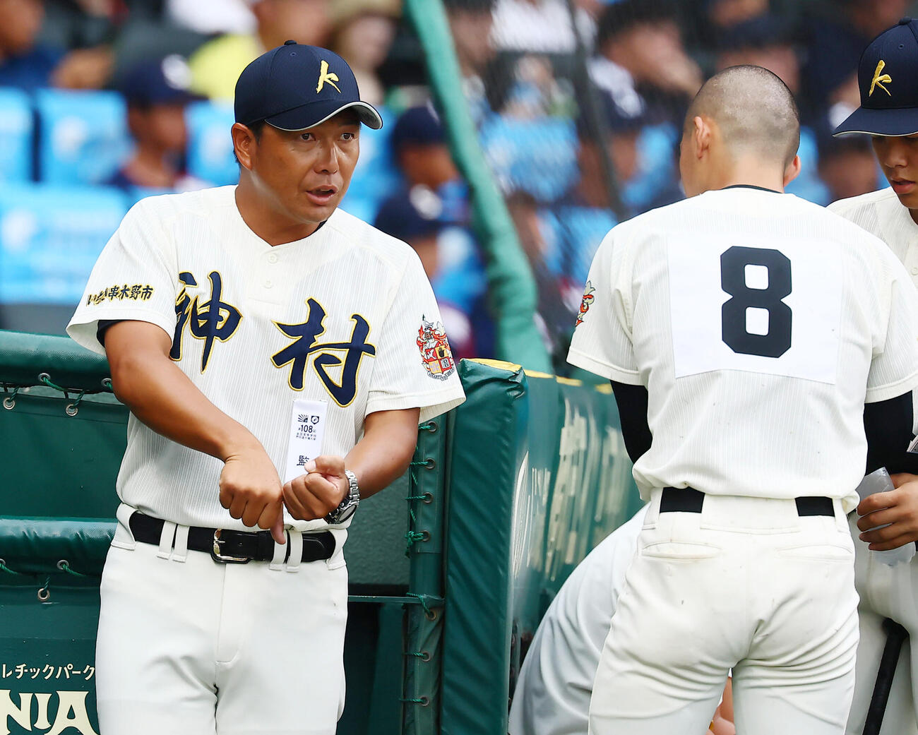佐野日大対神村学園　2回裏を前にナインに指示を送る神村学園の小田大介監督（撮影・加藤哉）