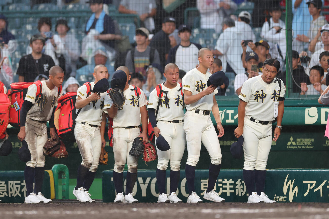 佐野日大対神村学園　佐野日大に敗れ肩を落としながら引き揚げる神村学園の選手たち（撮影・河田真司）