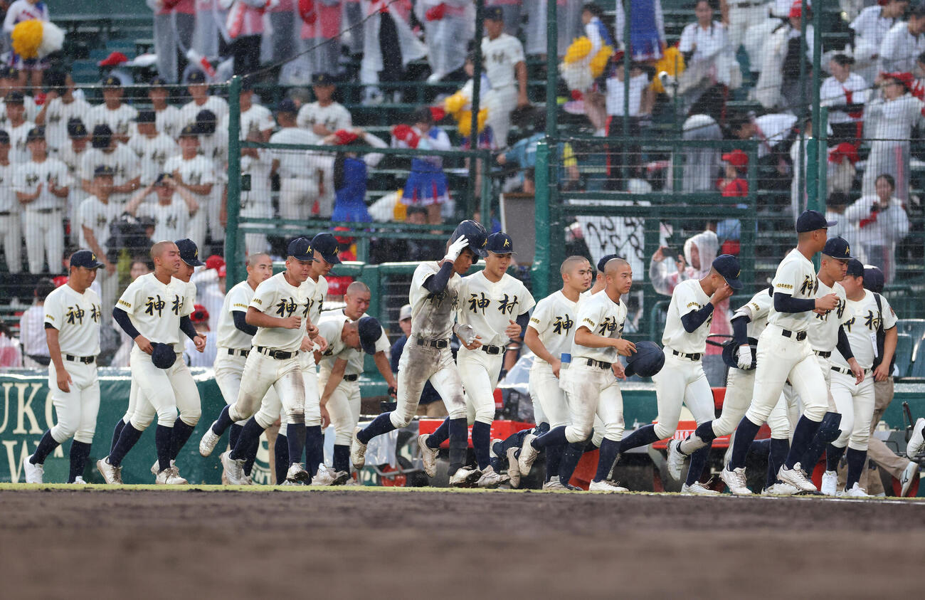佐野日大対神村学園　佐野日大に敗れ肩を落としながら引き揚げる神村学園の選手たち（撮影・河田真司）