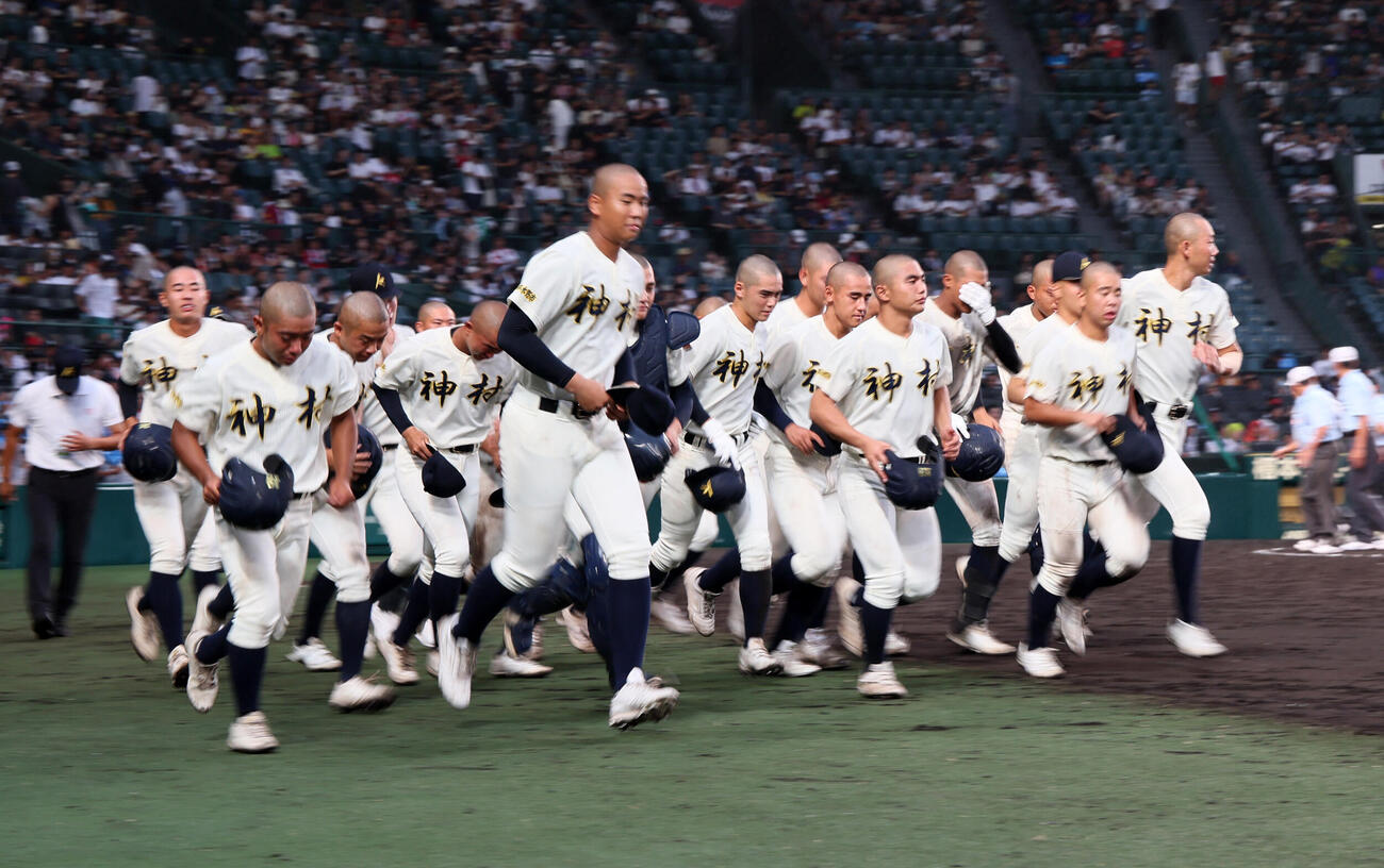 佐野日大対神村学園　佐野日大に敗れ応援団へあいさつに向かう神村学園ナイン（撮影・加藤哉）