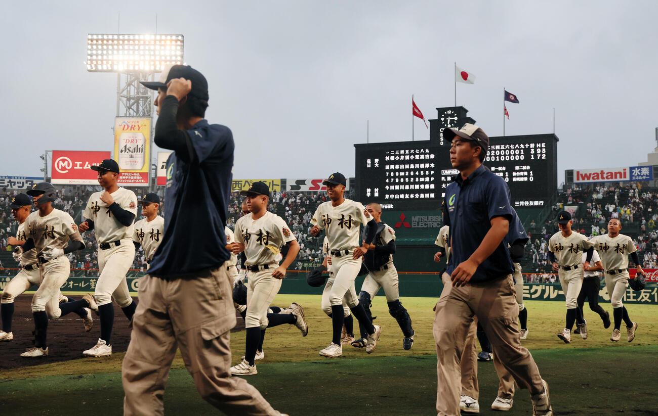 佐野日大対神村学園　佐野日大に敗れ応援団へあいさつを行い引き揚げる神村学園ナイン（撮影・加藤哉）