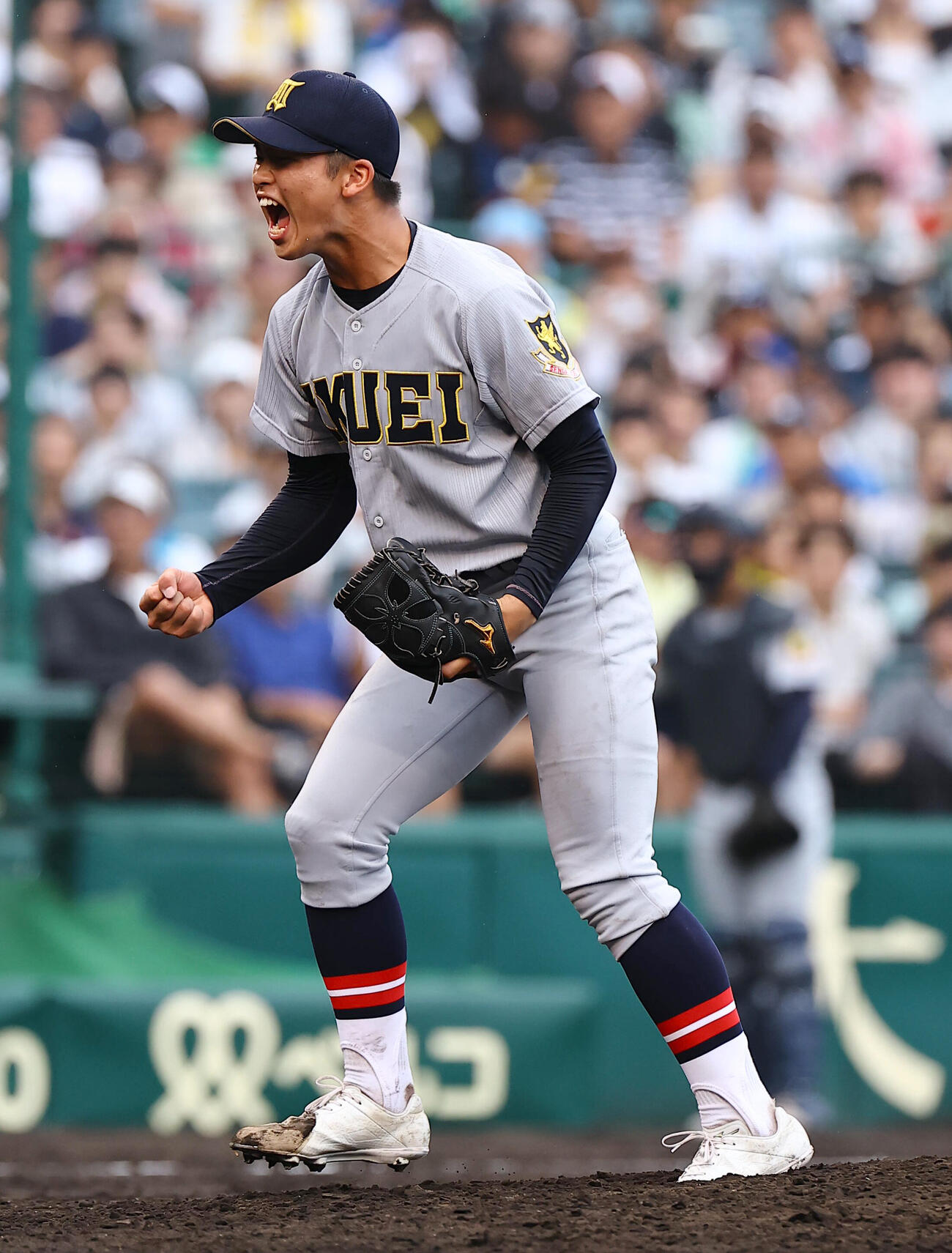 花咲徳栄対仙台育英　完封勝利した仙台育英・古川諒弥はガッツポーズで雄たけびを上げる（撮影・上田博志）