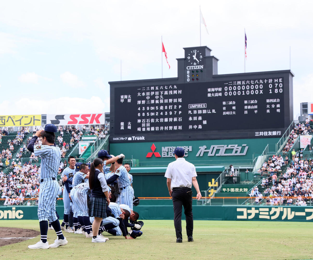 東海大甲府対高崎健康福祉大高崎高崎健康福祉大高崎に敗れ号泣する東海大甲府ナイン（撮影・加藤哉）