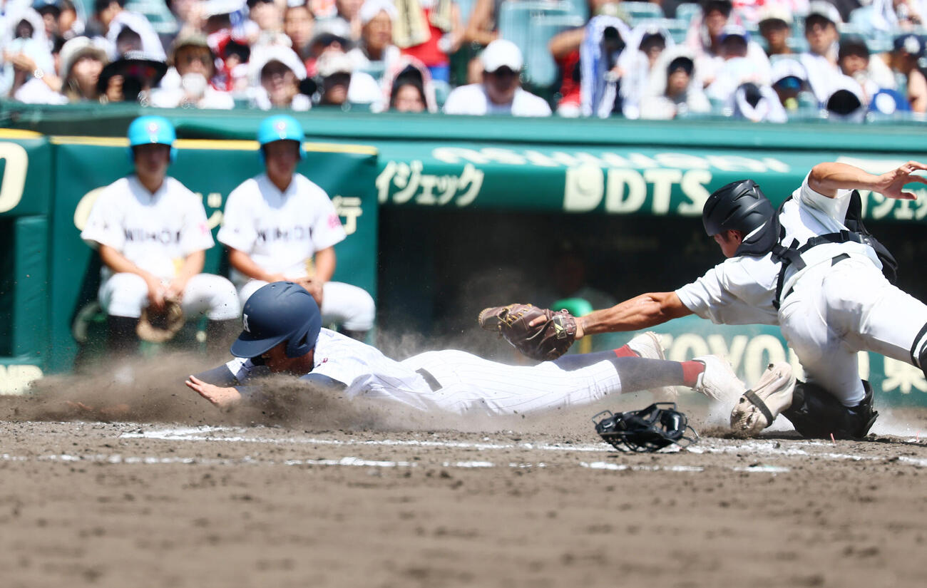 長崎日大対有明　3回裏有明1死三塁、三走永田晴輝は実田聡志の三塁野選で本塁生還。捕手太田涼介（撮影・加藤哉）