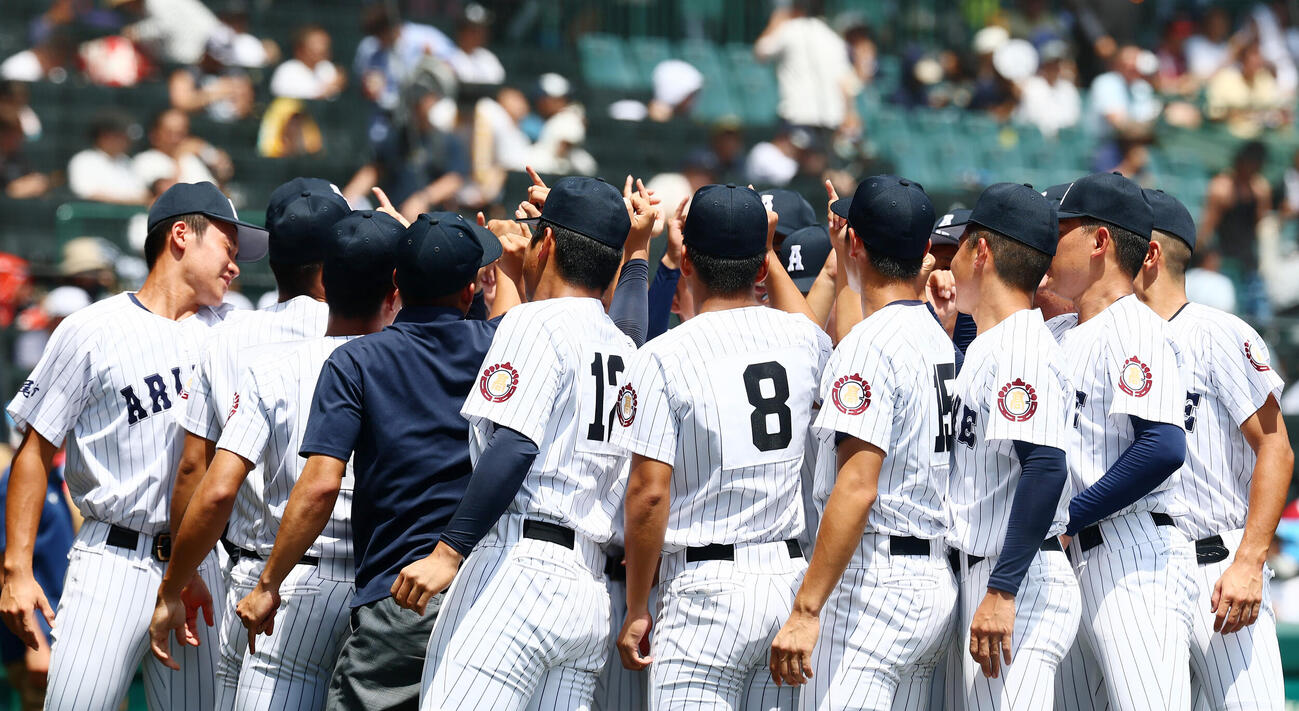 長崎日大対有明　ベンチ前で声を出す有明ナイン（撮影・加藤哉）