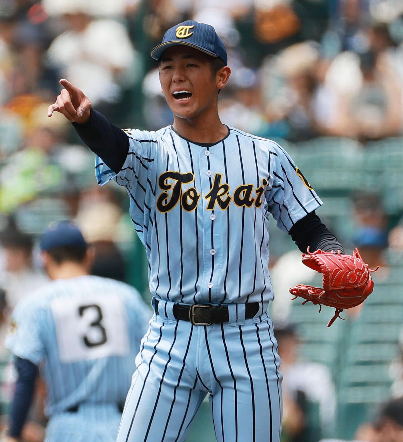東海大甲府対健大高崎　8回裏健大高崎無死一塁、村尾竜弦は豊永飛輝を三ゴロ併殺に仕留めポーズする（撮影・上山淳一）
