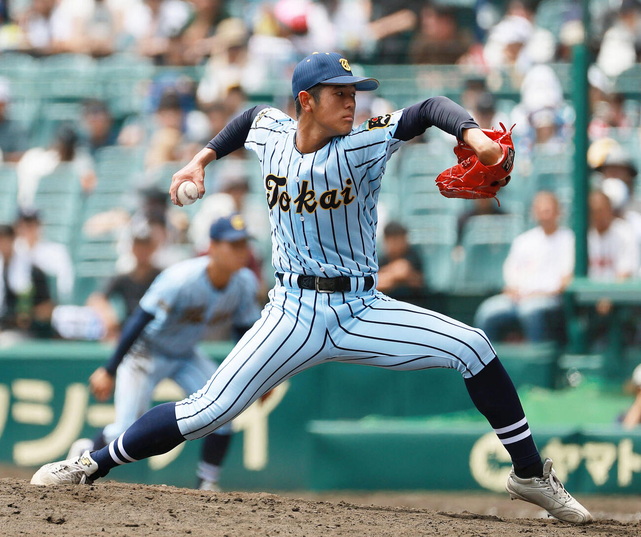 東海大甲府対健大高崎　8回裏、力投する東海大甲府エース村尾竜弦（撮影・上山淳一）