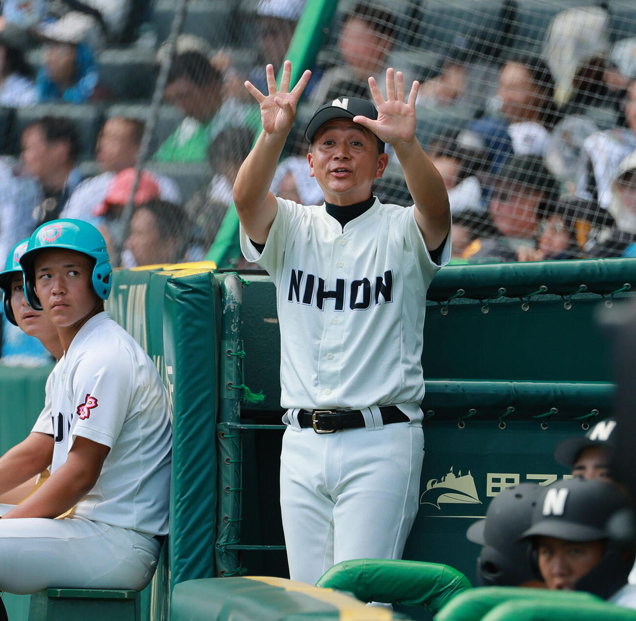 長崎日大対有明　ベンチから指示を出す長崎日大の平山清一郎監督（撮影・上山淳一）