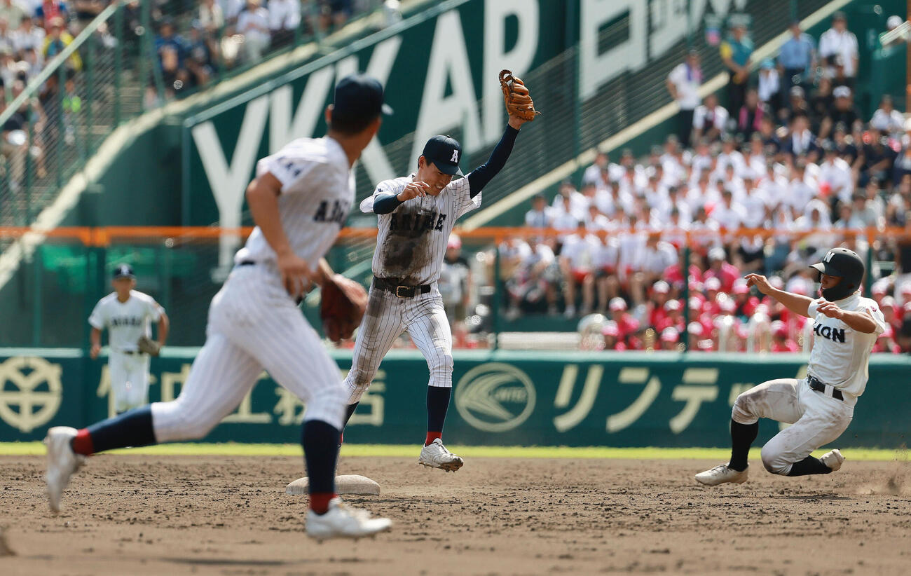長崎日大対有明　9回表長崎日大2死一、三塁、二塁手永田晴輝（右から2人目）は平野博裕を三ゴロに仕留めゲームセット。右端は一走太田涼介（撮影・上山淳一）