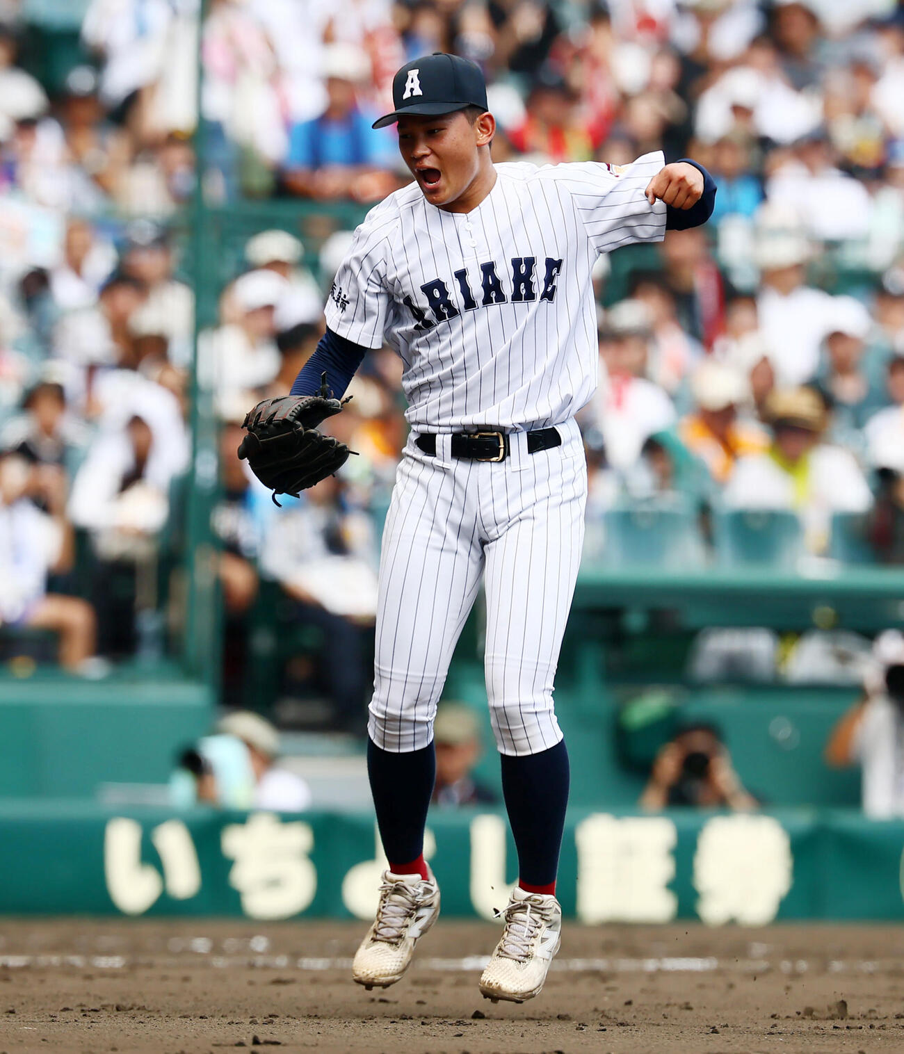 長崎日大対有明　8回表長崎日大2死三塁、斉藤遼汰郎は梶山風岳を三振に仕留めガッツポーズを見せる（撮影・加藤哉）