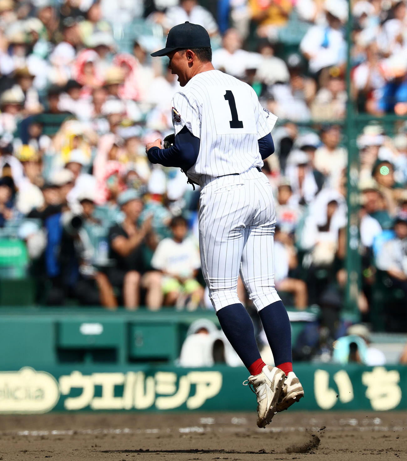 長崎日大対有明　9回表長崎日大2死一、三塁、斉藤遼汰郎は平野博裕を三ゴロに仕留めて勝利しグラウンドでジャンプする（撮影・加藤哉）