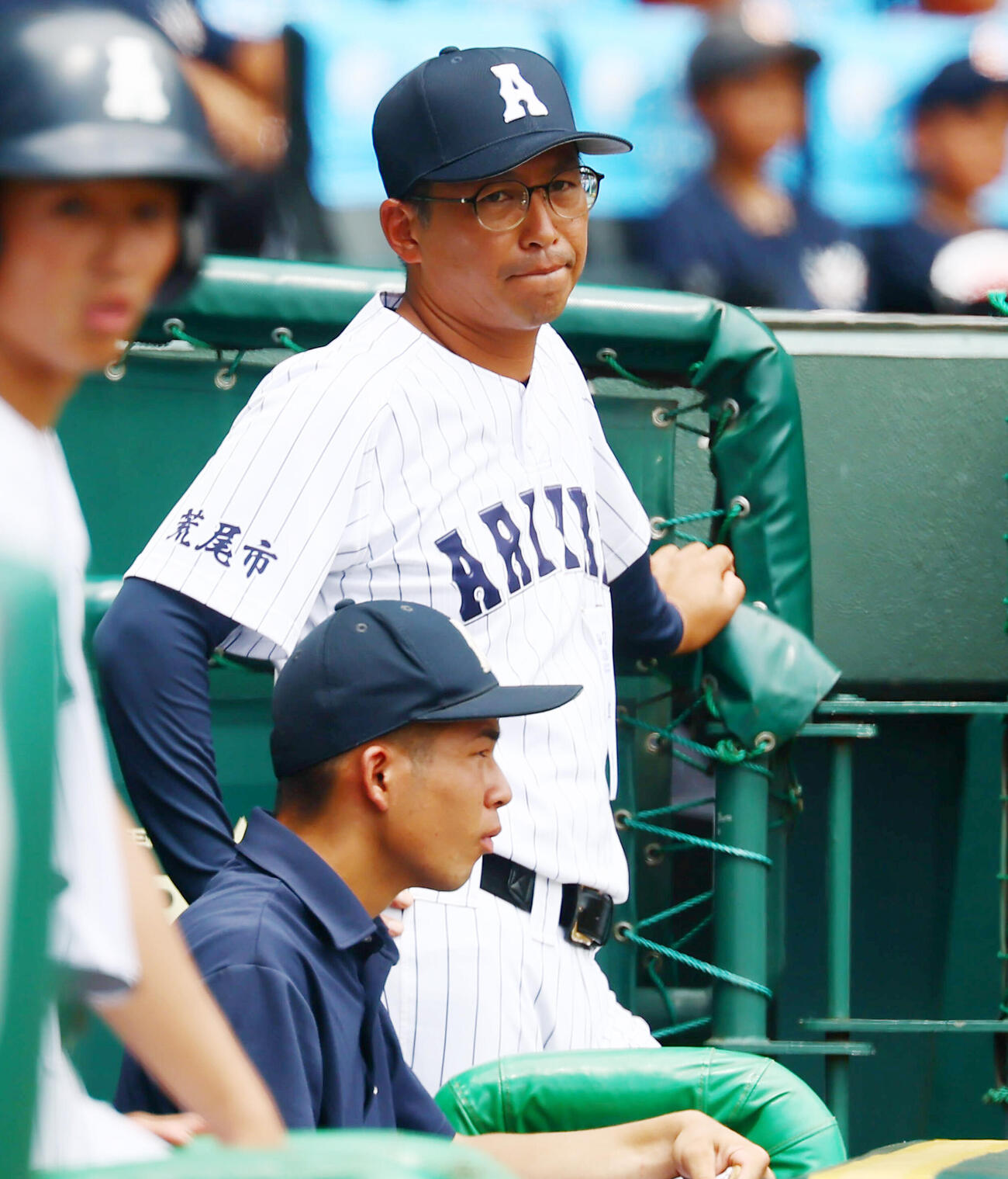長崎日大対有明　ベンチからナインの動きを見る有明の高見一茂監督（撮影・加藤哉）