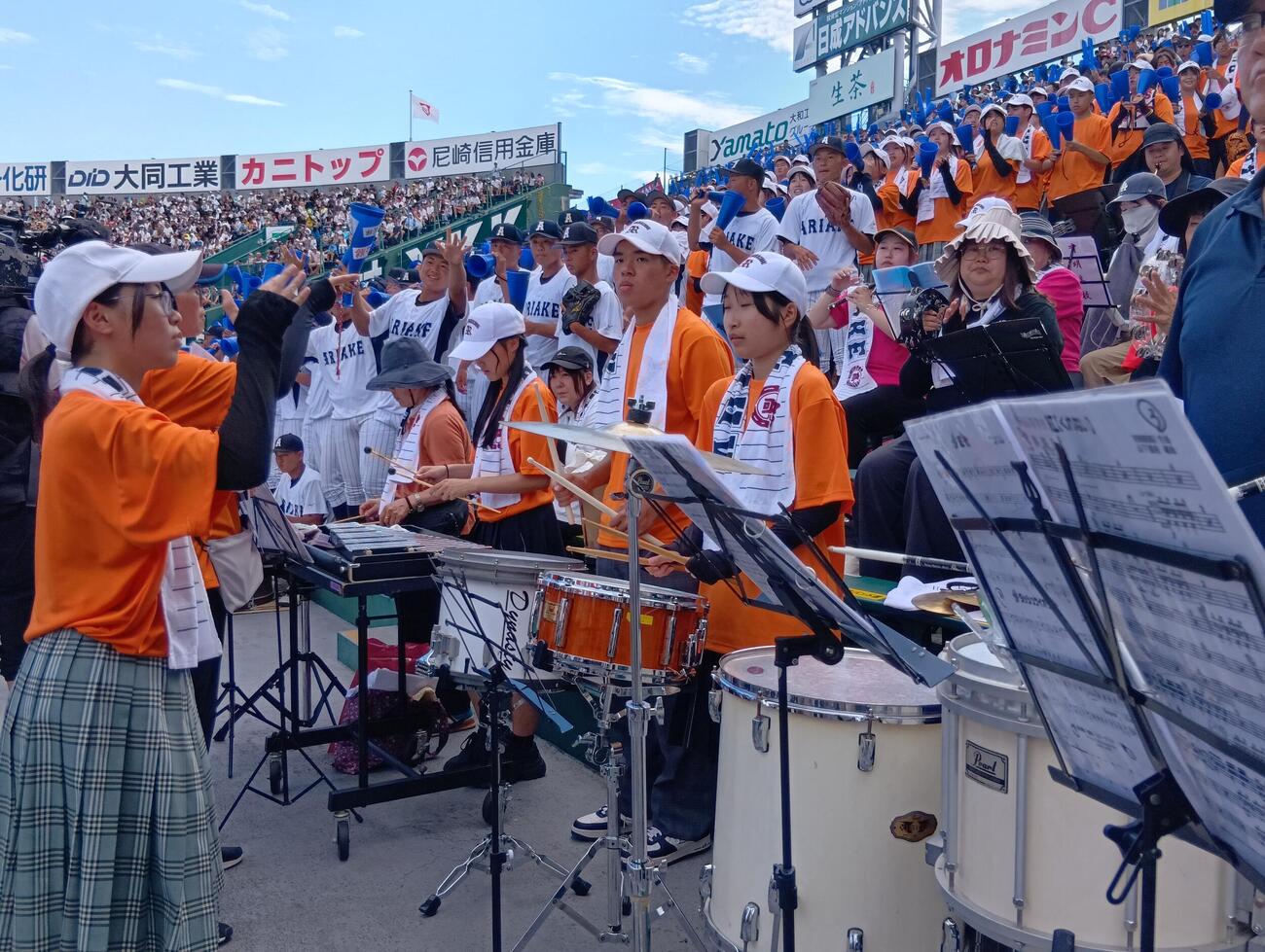 全国高校野球選手権　有明のアルプススタンドを盛り上げた4人の吹奏楽部員と地元荒尾の市民楽団のみなさんら46人